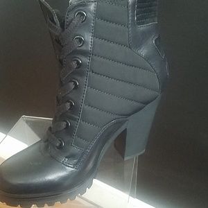GUESS black platform boots💜